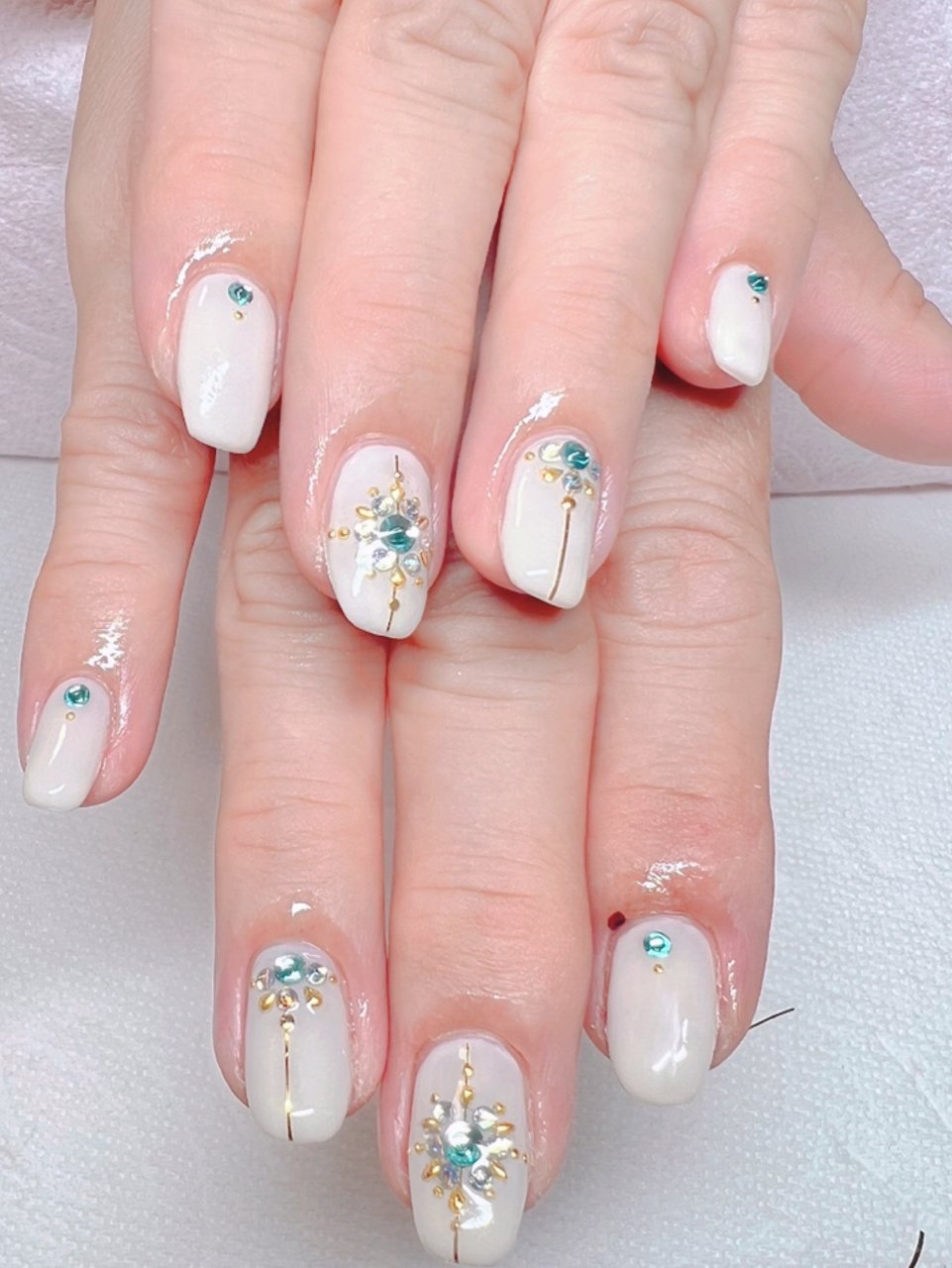 ハンド シンプル ビジュー ワンカラー ミディアム Kumakuma のネイルデザイン No ネイルブック