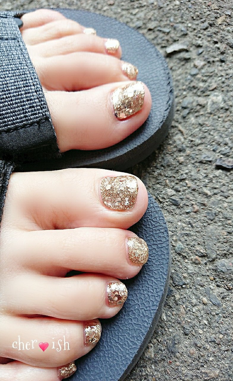 フット ホログラム ラメ ゴールド Private Nail Salon Cher Ishのネイルデザイン No ネイルブック