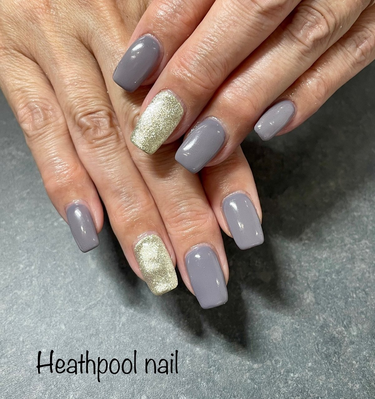 ハンド ラメ ワンカラー グレー ゴールド Heathpoolnailのネイルデザイン No ネイルブック