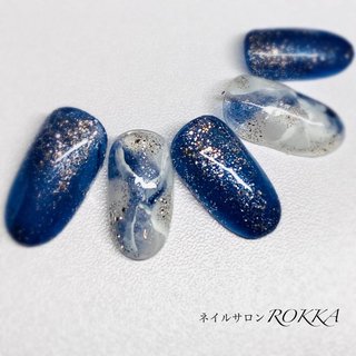 真夏の夜空に輝く満面の星を キラキラネイルで表現してみました☆

【#鹿児島】
【#ネイル】　
【#メイク】

#鹿児島ネイル/#鹿児島市ネイル
#鹿児島中央駅ネイル/#西田ネイル
#鹿児島ランチ/#鹿児島スイーツ
#鹿児島メイク/#鹿児島グルメ
#鹿児島美肌/#鹿児島ブライダル
#nailbook_fan/#すいせん美容室
#living_kagoshima/#otonari
#ネイルサロンROKKA/#鹿児島ウエディング
#シェアかご/#おでかけカゴシマ
#ネイルアート/#リビングカゴシマ
#カゴシマ/#かごぶら/#とどなび
#kago100/#どんどん鹿児島
#鹿児島グルメ/#鹿児島カフェ #夏 #梅雨 #ハンド #ホログラム #ラメ #ミディアム #オーバル #ブルー #ネイビー #シルバー #ジェルネイル #ネイルチップ #hir******** #ネイルブック