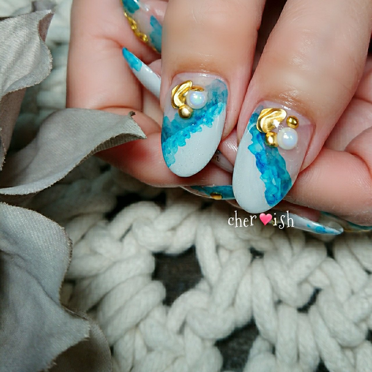 ハンド 変形フレンチ パール ニュアンス ブルー Private Nail Salon Cher Ishのネイルデザイン No ネイルブック