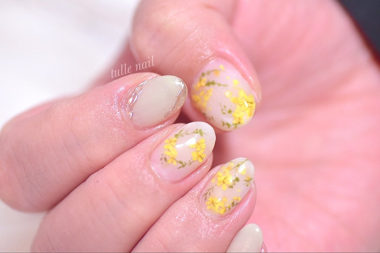 シンプル フラワー シースルー ミディアム ベージュ Mikiのネイルデザイン No ネイルブック