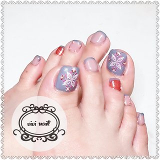 MYnail付け替えしましたー😘 
最近購入したソリッドジェルなる物を使用してみたよ❤️

ホイップみたいなテクスチャーで
流れにくく使いやすい❗️

もちろんマイブームのスキニーフレンチで🎶

右足のフレンチのみ、娘にライン引いて貰いました🤣

ネイルのご予約はお早目に❤
#vivinail #三種町 #ネイルサロン #ジェルネイル #かわいい #キラキラ #女子力 #秋田県 #北秋田市 #大潟村 #八郎潟 #潟上市 #男鹿市 #三種町ネイルサロン #能代市ネイルサロン #プリジェル #プリムドール #BSブレイス #巻き爪矯 #ネイルケアには自信あり♪ #個性派ネイル #爪かわいい #持ち込みデザインOK 

#ソリッドジェル
#ピンクネイル
#パープルネイル 
#スキニーフレンチネイル
#バイカラーネイル 
#ネイリストのネイル #夏 #秋 #梅雨 #七夕 #フット #フレンチ #アンティーク #バイカラー #レース #スクエア #パープル #ボルドー #グレージュ #ジェルネイル #-vivi- #ネイルブック