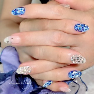 . N様✨
ネイビーベースに描かれたホワイトフラワーが大人女性の華やかさを感じさせてくれます💕
フラワーアートを引き立てたいから他の爪のカラーは引き算☝🏻
ユニコーン🦄マグネット🧲のグラデーションとビジュー埋めつくしで仕上げました🤗
キラキラ豪華で眩しい~~~😍
梅雨から夏にかけておすすめです❣️
パーティーにもどうぞ😉
.
#ネイル #ネイルデザイン #フラワー #フラワーアート #フラワーネイル #ブルー #ネイビー #埋めつくしネイル #うめつくしネイル #キラキラ #ユニコーンマグネット #ユニコーンマグネットグラデーション #グラデーション #手描きフラワー #梅雨#梅雨ネイル #夏 #夏ネイル #長岡京市ネイルサロン #nailbook_fan #夏 #梅雨 #パーティー #女子会 #ハンド #グラデーション #ビジュー #ホログラム #フラワー #ユニコーン #ミディアム #オーバル #クリア #ネイビー #シルバー #ジェルネイル #お客様 #lunanail2018 #ネイルブック
