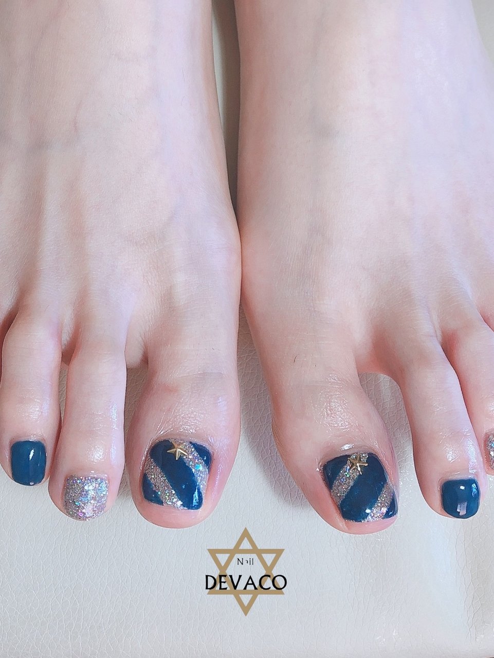 オールシーズン フット ホログラム ラメ ストライプ 999naildevacoのネイルデザイン No ネイルブック