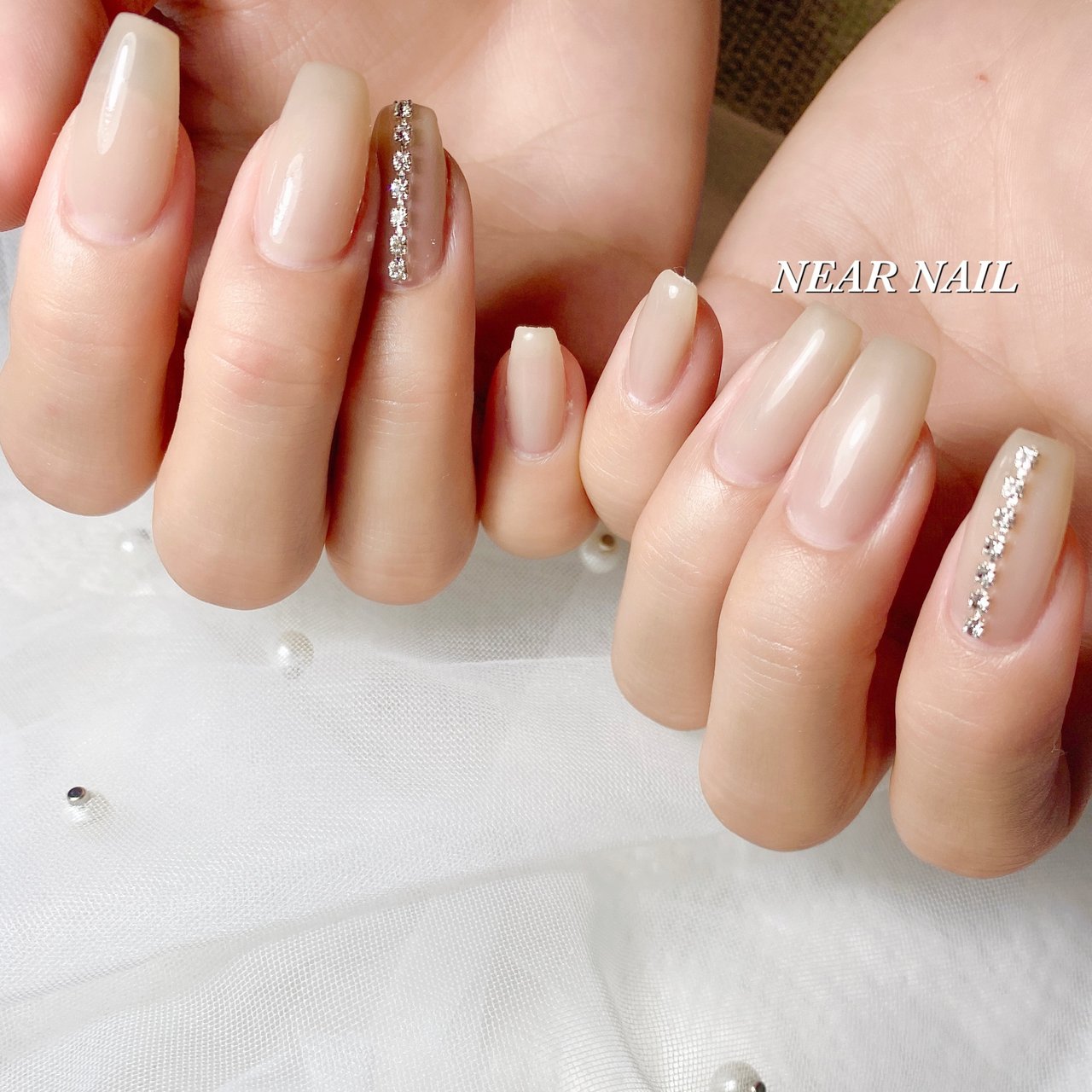 オールシーズン ハンド ビジュー ワンカラー ベージュ Near Nailのネイルデザイン No ネイルブック