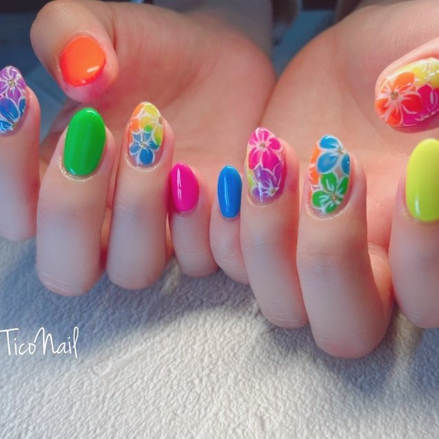 派手すぎない洒落感カラフルネイルでPOPに可愛く夏を彩る♡｜2022