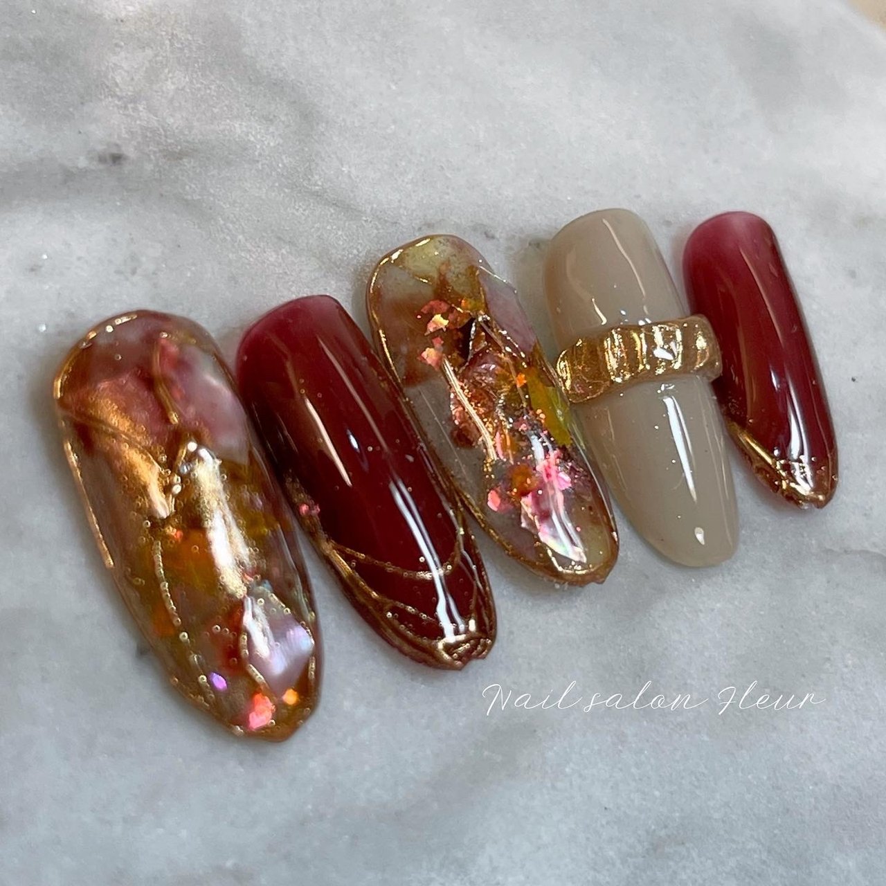 ハンド ラウンド ベージュ ボルドー ゴールド Nail Fleur Maki Futsukiのネイルデザイン No ネイルブック