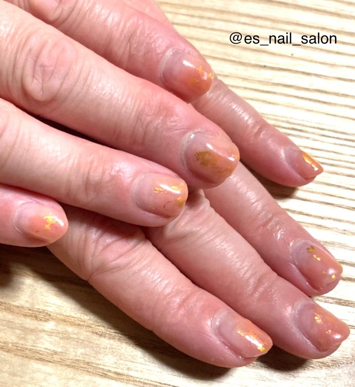 夏 ハンド 変形フレンチ ショート グレージュ E S Nail Salon エミのネイルデザイン No ネイルブック