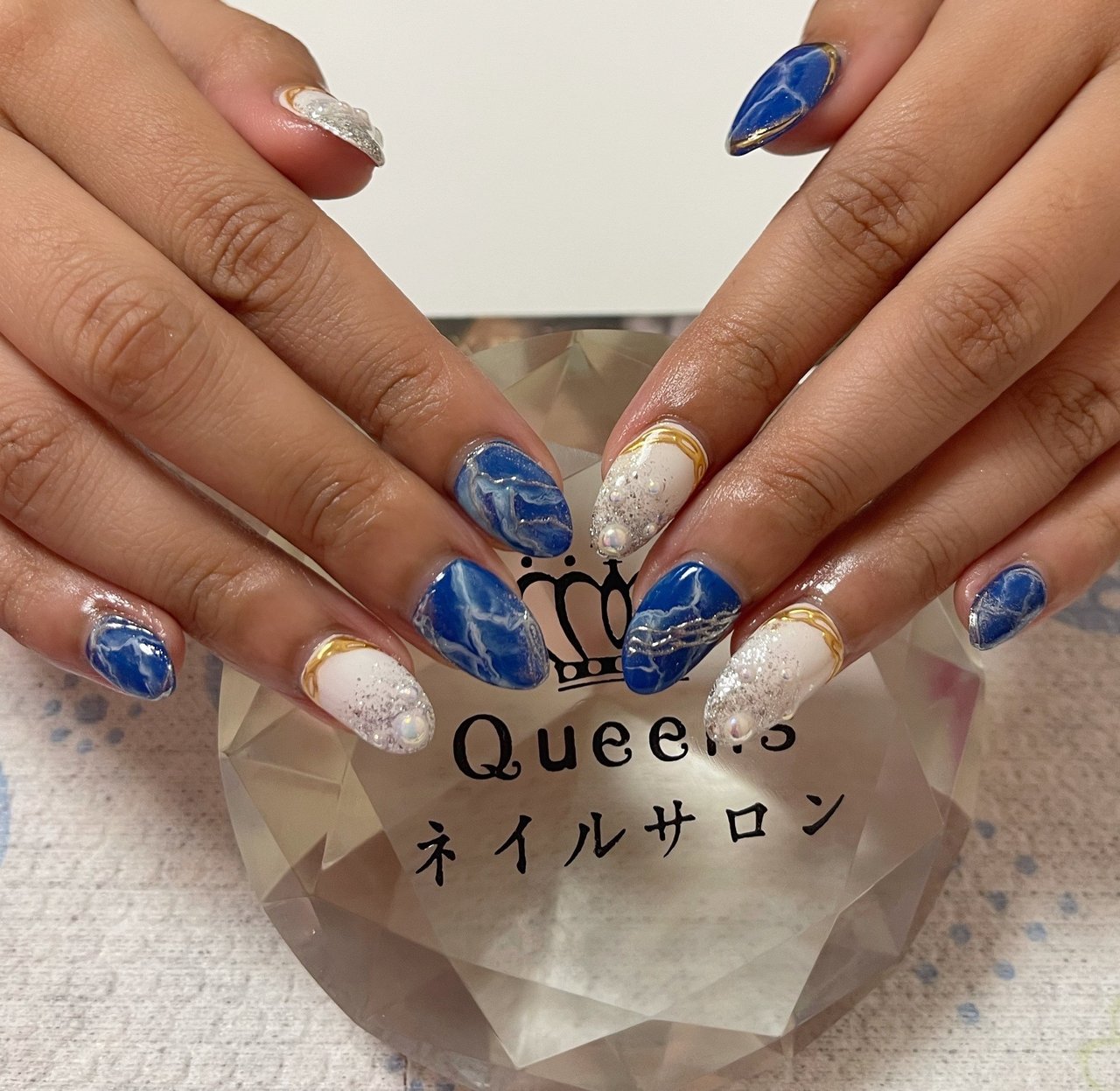 ハンド ホワイト ブルー Queensネイルサロンのネイルデザイン No ネイルブック