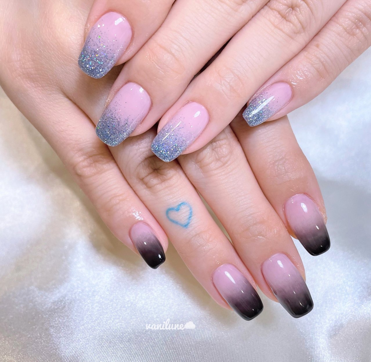 ハンド グラデーション ラメ ワンホン ミディアム Vanilune Nailのネイルデザイン No ネイルブック