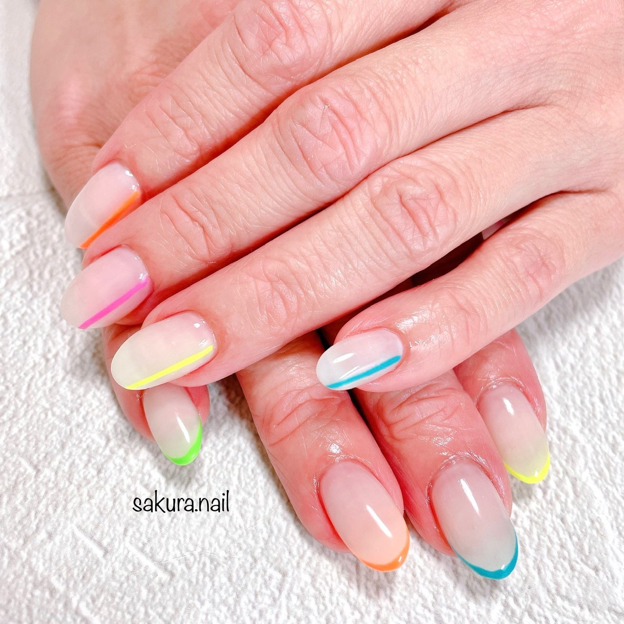 ハンド フレンチ ホワイト ネオンカラー Sakura Nailのネイルデザイン No ネイルブック