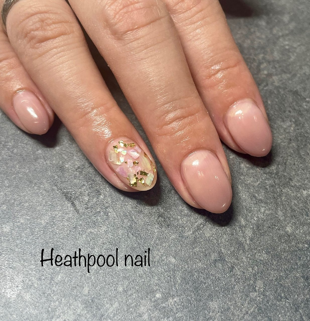 ハンド グラデーション シェル グレージュ ゴールド Heathpoolnailのネイルデザイン No ネイルブック