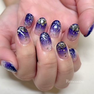 #夏ネイル#花火#グラデーション#ホロ#手描き #夏 #七夕 #浴衣 #ハンド #グラデーション #キラキラ #ミディアム #ラウンド #ホワイト #ネイビー #シルバー #ジェルネイル #お客様 #Rencontre～ランコントル～ #ネイルブック