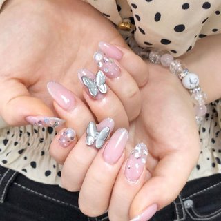 ちょうちょのパーツかわいい〜🦋 .

#nail#nails#mynail#newnail#nailgram#nailbook#nailsalon#gelnails#3dnail#指甲#粉雕
#ちょうちょネイル#ピンクネイル#ラメネイル#ストーンネイル#ワンカラーネイル#ネイル#ちょうちょ #オールシーズン #オフィス #デート #女子会 #ハンド #マーメイド #ミディアム #オーバル #ピンク #シルバー #ジェルネイル #shu yoshizawa #ネイルブック