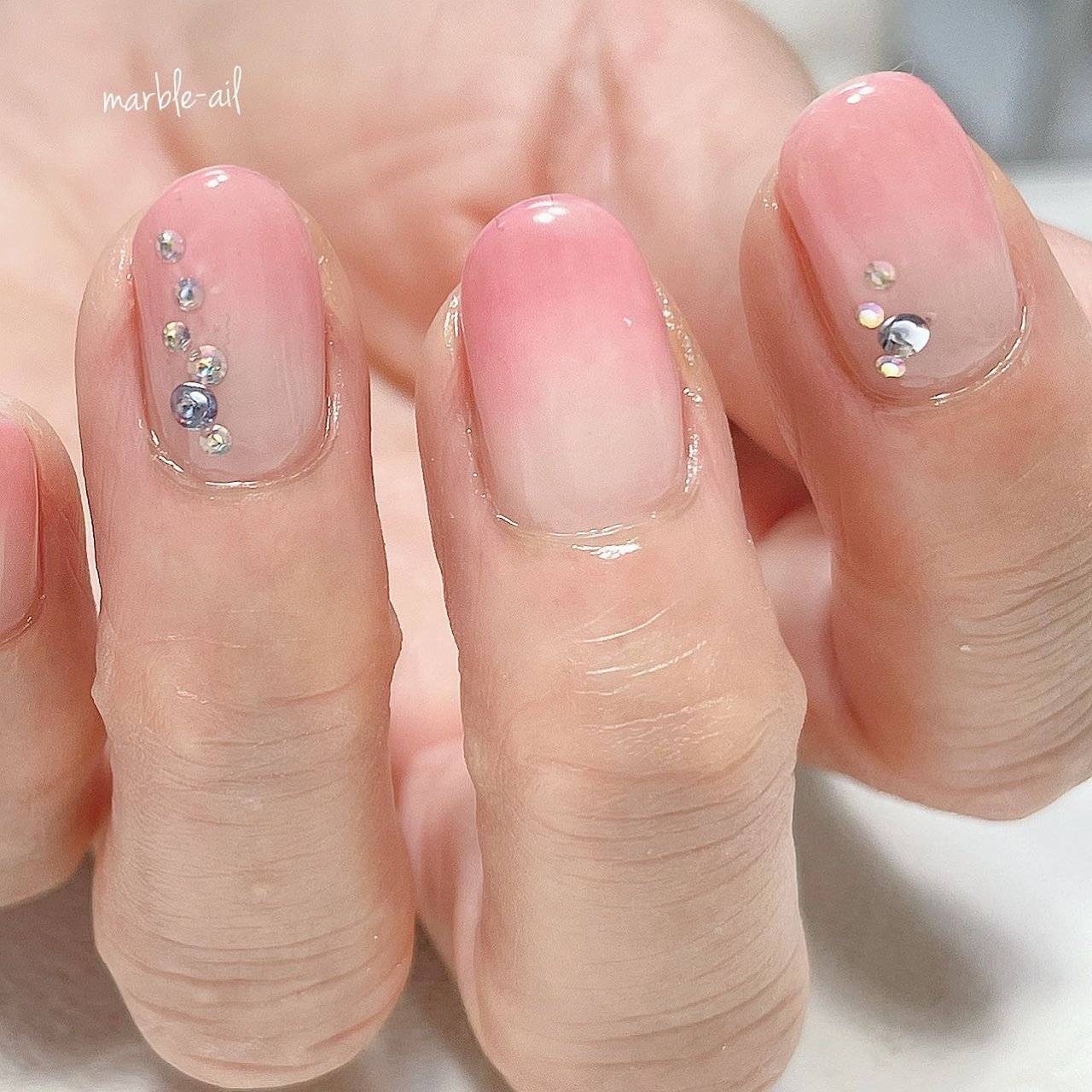 オールシーズン 旅行 ハンド ビジュー ショート 葛西 マーブルアイル Nailsalon Marble Ail のネイル デザイン No ネイルブック