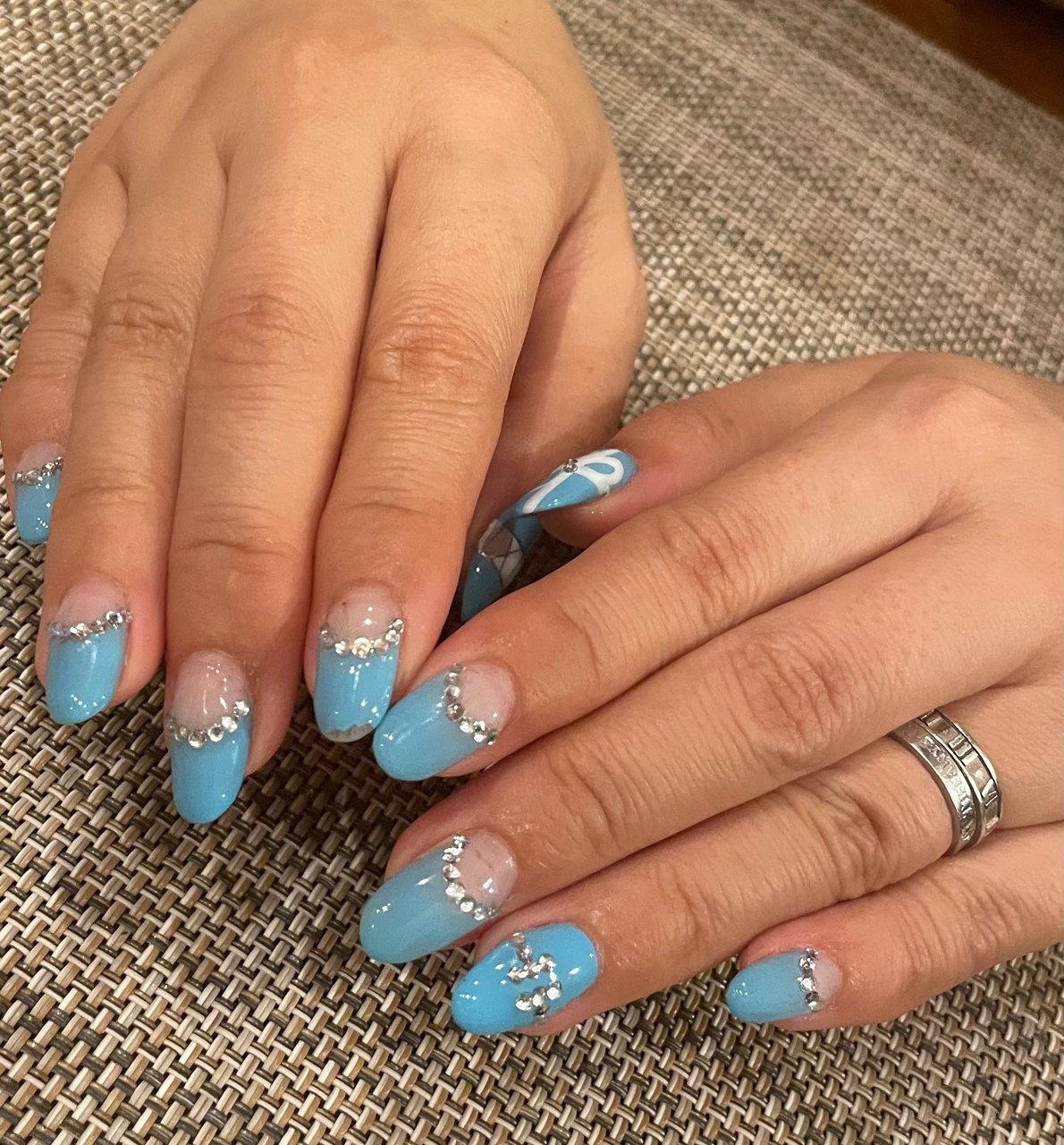 オールシーズン ブライダル ハンド 水色 ジェルネイル E S Nail Salon エミのネイルデザイン No ネイルブック