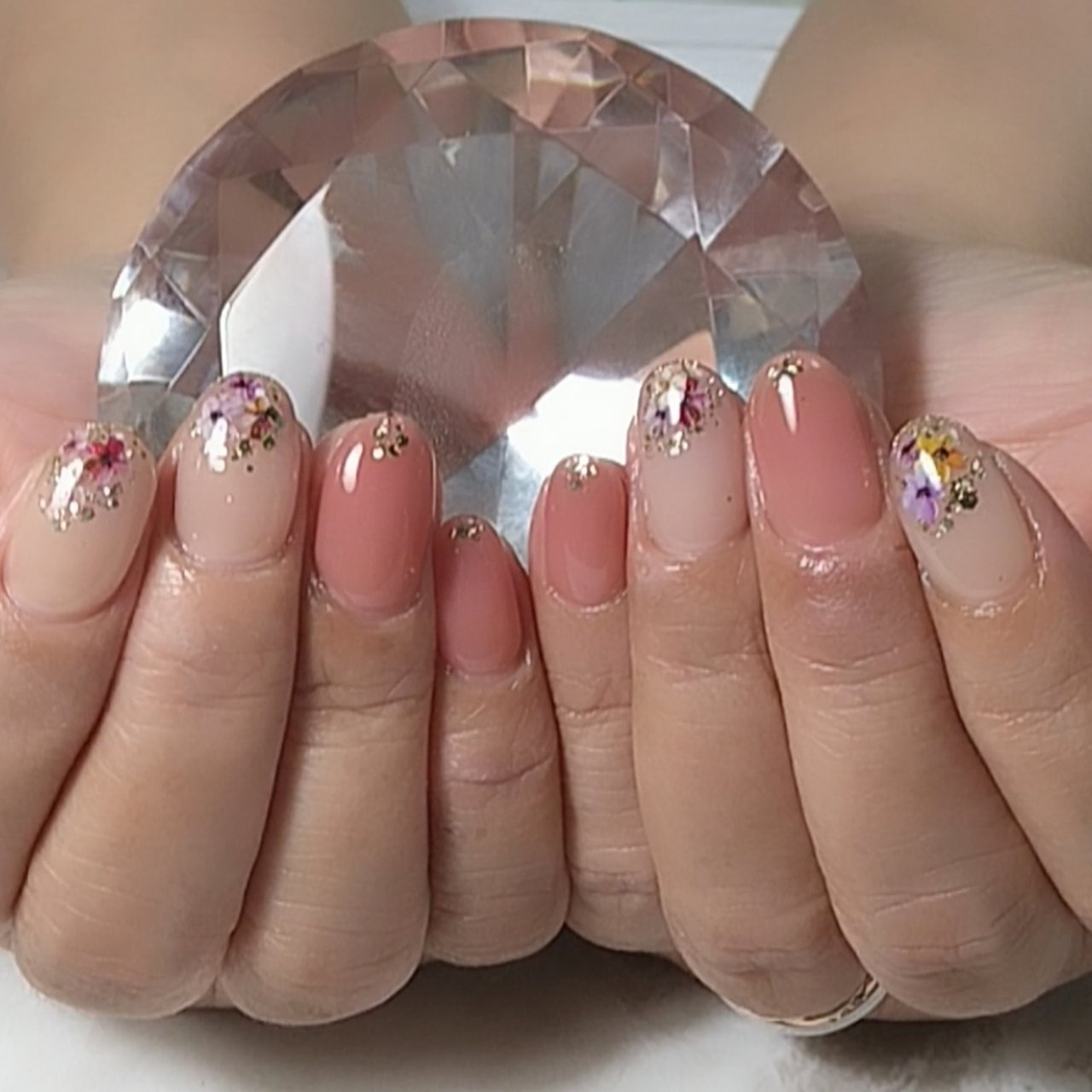 シンプル ラメ ニュアンス 押し花 ベージュ Nailroom Kのネイルデザイン No ネイルブック