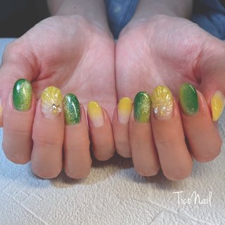 イエローとグリーンにギャラクシーとマーメイド🧜‍♀️ #春 #夏 #七夕 #海 #ハンド #グラデーション #マーメイド #マグネット #マーブル #ギャラクシー #ショート #オーバル #イエロー #グリーン #シルバー #ジェルネイル #お客様 #TicoNail #ネイルブック