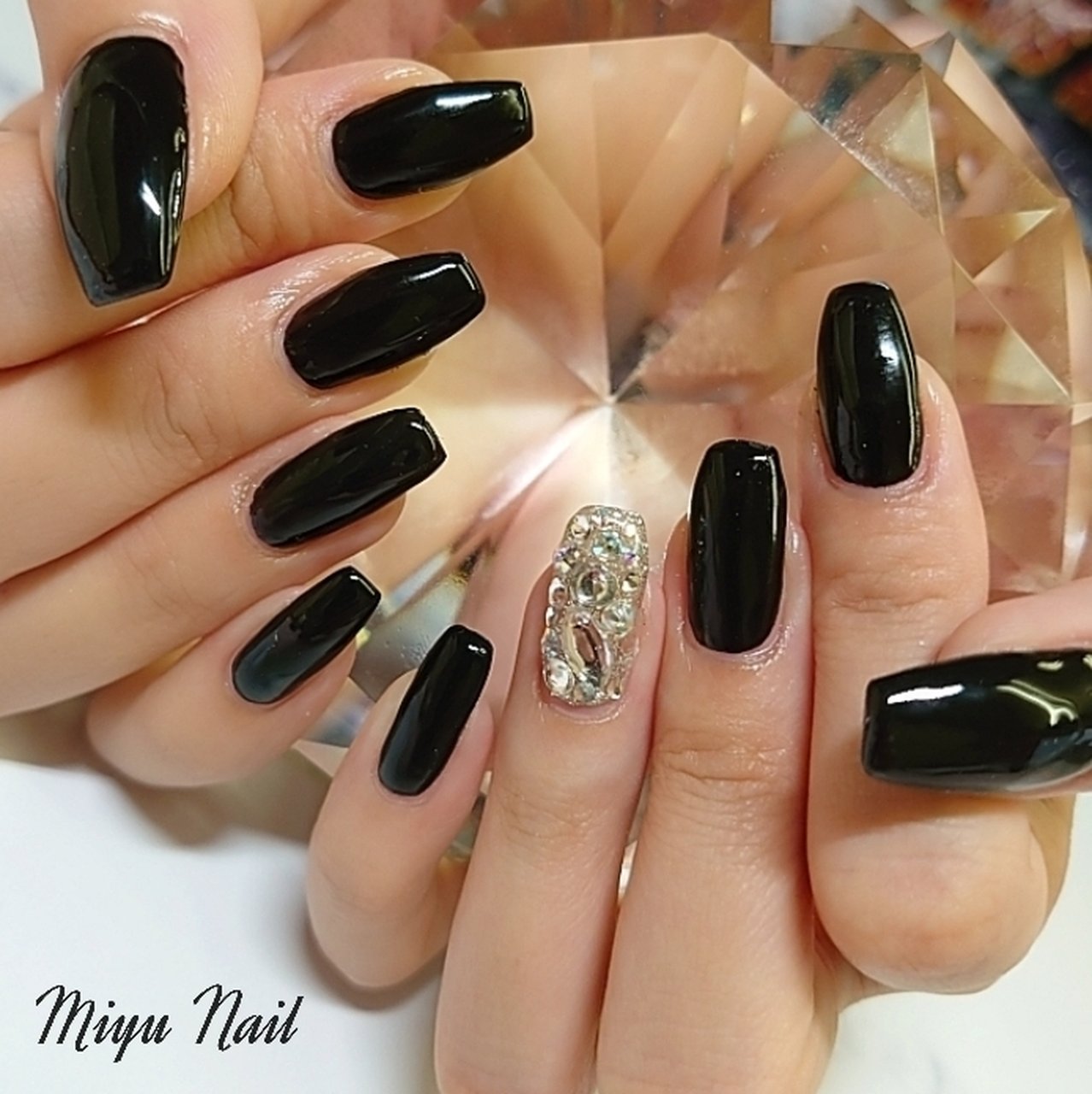 ハンド ビジュー ワンカラー キラキラ ブラック Miyu Nailのネイルデザイン No ネイルブック