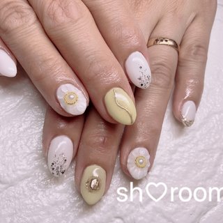 #フラワーネイル #お花ネイル
#キラキラネイル
#ニュアンスネイル
#ホワイトネイル
#ミラーネイル

#河内長野ネイルサロン#河内長野#ネイル#ロシアンマニキュア#甘皮処理#美爪ネイル#shroom#ピンクネイル#シンプルネイル#ミラーネイル#キラキラネイル#ニュアンスネイル#シンプルネイル#デカパーツネイル#リボンネイル#ちゅるんネイル#韓国ネイル#フットネイル#フィルイン#一層残し#持ち込み#ケア#アートし放題#フレンチネイル #オールシーズン #ハンド #ラメ #フラワー #ミラー #ぷっくり #キラキラ #ミディアム #オーバル #ホワイト #イエロー #ゴールド #ジェルネイル #お客様 #sh1425 #ネイルブック