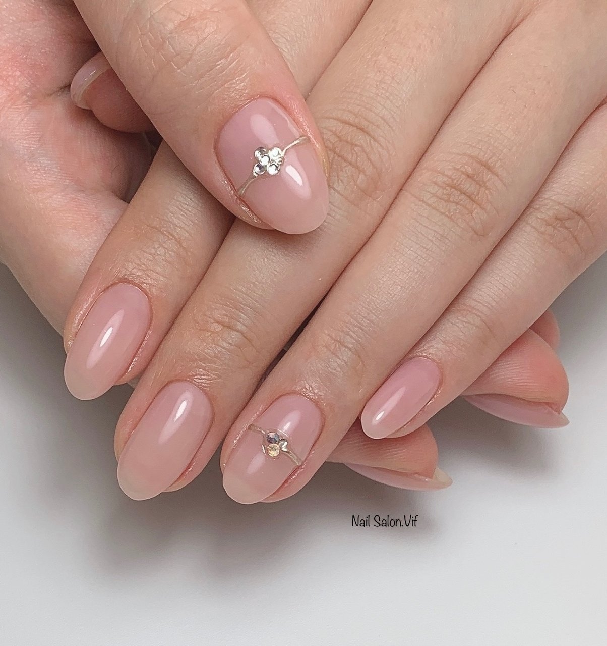 オールシーズン ハンド ビジュー ワンカラー ミラー Nailsalon Vifのネイルデザイン No ネイルブック