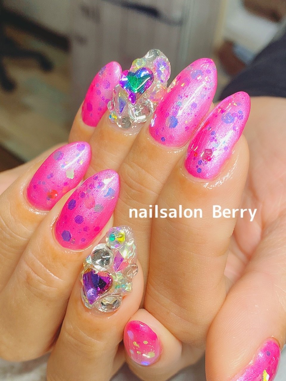 ビジュー ホログラム キラキラ ピンク ネイルサロンberryのネイルデザイン No ネイルブック