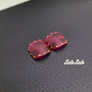 Lode Lodeへようこそ！ご覧いただきありがとうございます^_^ 赤ベースのスタンダードなべっ甲柄を金のパーツでぐるりと囲んでいます。クールだけどレディな印象です。

こちらの商品には #レッド #赤 #赤べっ甲 #黒 #マーブル #べっ甲 #タイダイ #秋 #ハロウィン #フットネイル #foot　#FOOT　#サイズオーダー　#ネイルチップ　#つけ爪　2022 #足爪　#Lode Lode　#ロデネイル　以上のハッシュタグが合います♪ 

https://minne.com/items/33571080 #秋 #ハロウィン #フット #タイダイ #ニュアンス #べっ甲 #マーブル #ミディアム #スクエアオフ #ピンク #レッド #ブラック #ペディキュア #ネイルチップ #lodelode #ネイルブック