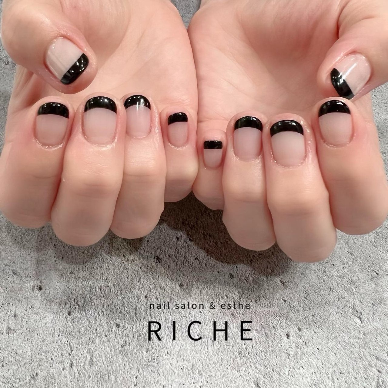 秋 デート ハンド フレンチ ビジュー Nailsalon Richeのネイルデザイン No ネイルブック