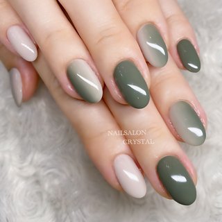 ジェルネイルチップ　グリーン✕黒　チェーン　クラウン　蝶々　縦グラデ ジェルネイルチップグリーン✕黒チェーンクラウン蝶々縦グラデ