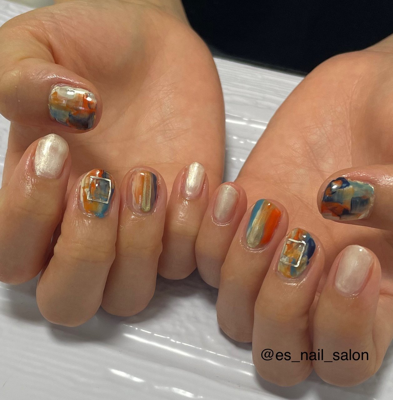 秋 ハンド ニュアンス ショート ジェルネイル E S Nail Salon エミのネイルデザイン No ネイルブック