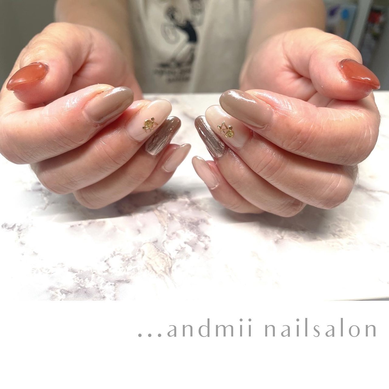 秋 ハンド ホワイト オレンジ グレー Andmii Nail Salonのネイルデザイン No ネイルブック