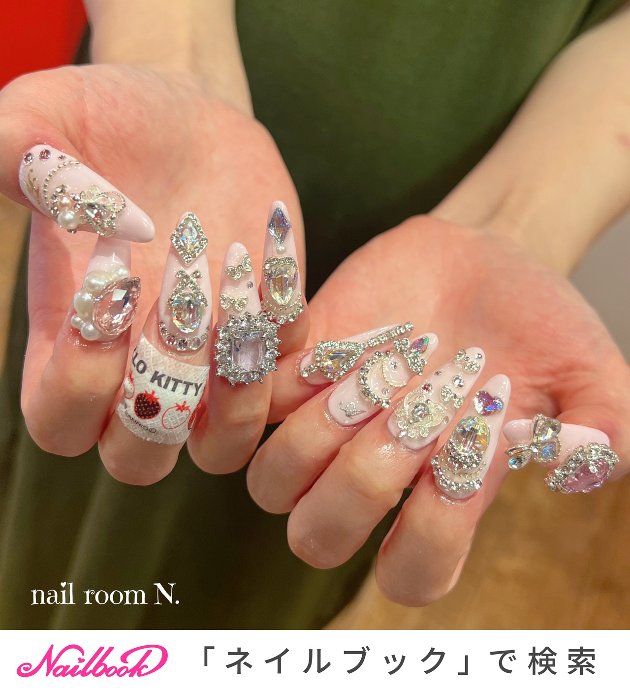 キラキラビジューがワンポイントに♡【CHANEL】ブローチ シャネルキラキラピアス - メルカリ