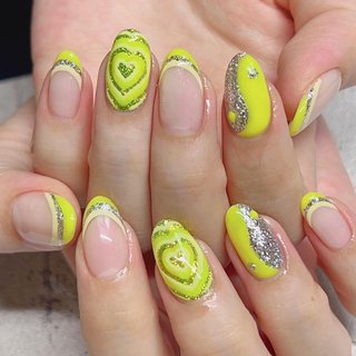 #ハートビームネイル #フレンチネイル #ネオンネイル #勾玉ネイル #秋 #冬 #オールシーズン #オフィス #ハンド #ラメ #キラキラ #ハートビーム #ミディアム #オーバル #イエロー #シルバー #ネオンカラー #ジェルネイル #お客様 #Salon de Miranda #ネイルブック