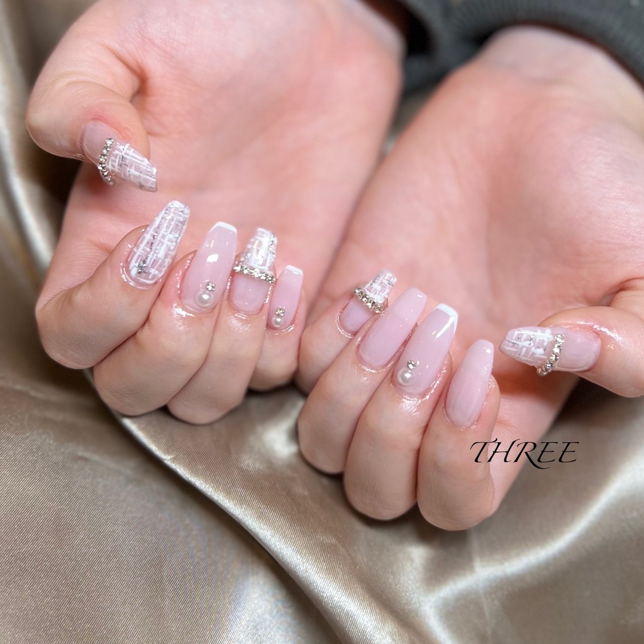 秋 冬 ハンド フレンチ ビジュー Lounge Nailsalon3 Threeのネイルデザイン No ネイルブック