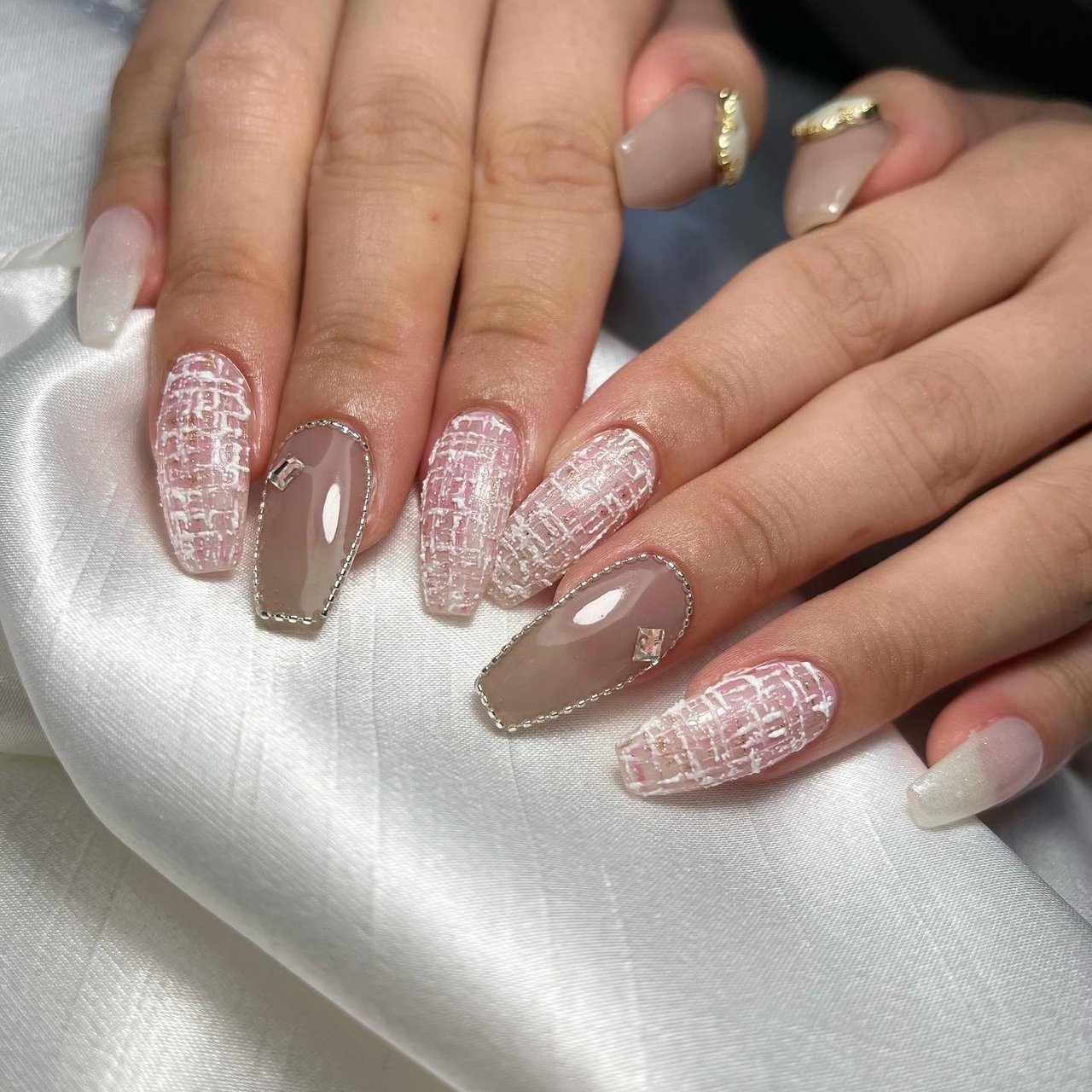 【オーダー】ネイルチップ　ツイードチェック　ピンクキラキラリボンフレンチラメグラ オーダー】ネイルチップ ツイードチェック ピンクキラキラリボン