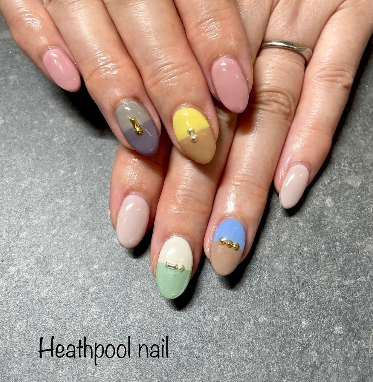 ハンド シンプル バイカラー ピンク イエロー Heathpoolnailのネイルデザイン No ネイルブック