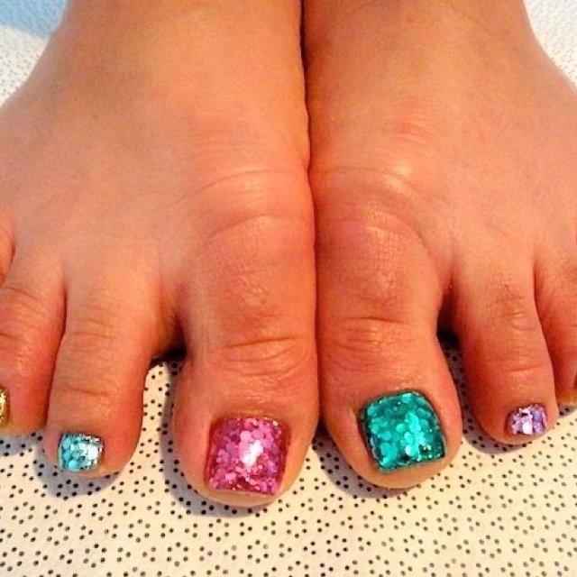 夏 フット ラメ カラフル ジェル And Ruby Nail Eyelashのネイルデザイン No 114783 ネイルブック