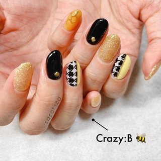 Crazy:Bのイメージネイル🐝 ⁡
今度ライブに行くということで
#推しネイル にしました🎤
⁡
千鳥格子はぜっっったいに
手描きしたくて
意地で手描きしました笑
シールじゃないよ！！！！
⁡
親指のハニカム柄も可愛い🍯♡

#sasorizaの手描きネイル
#sasorizaのイメージネイル
⁡
┈┈┈┈┈┈┈┈┈┈┈┈┈┈┈
⁡
꙳𝘱𝘳𝘪𝘷𝘢𝘵𝘦 𝘯𝘢𝘪𝘭 𝘴𝘢𝘭𝘰𝘯
 𝗌𝖺𝗌𝗈𝗋𝗂𝗓𝖺[サソリザ] ꙳
⁡
▼𝖺𝖼𝖼𝖾𝗌東京都渋谷区代々木
新宿駅/代々木駅/南新宿駅
徒歩圏内です。
⁡
ご予約はDMでも可能です💌
@sasoriza_nail ハイライトの「ご予約方法」をご確認ください。
⁡
┈┈┈┈┈┈┈┈┈┈┈┈┈┈┈
⁡
#代々木ネイル #代々木ネイルサロン
#新宿ネイル #新宿ネイルサロン
#千鳥格子ネイル #千鳥格子ネイルデザイン #手描きネイル #はちみつネイル
#crazyb #あんスタ #あんスタ好きさんと繋がりたい #あんさんぶるスターズ #クレビネイル #あんスタネイル #イメージネイル #ライブ #ハンド #ラメ #千鳥柄 #個性派 #ショート #オーバル #オレンジ #イエロー #ブラック #ジェルネイル #お客様 #natsumi #ネイルブック