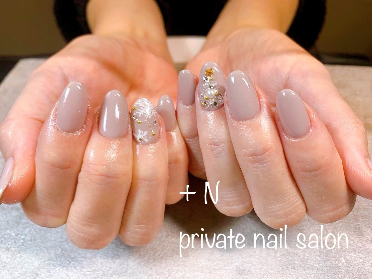 冬 ハンド 雪の結晶 グレージュ ジェルネイル N Private Nail Salonのネイルデザイン No ネイルブック