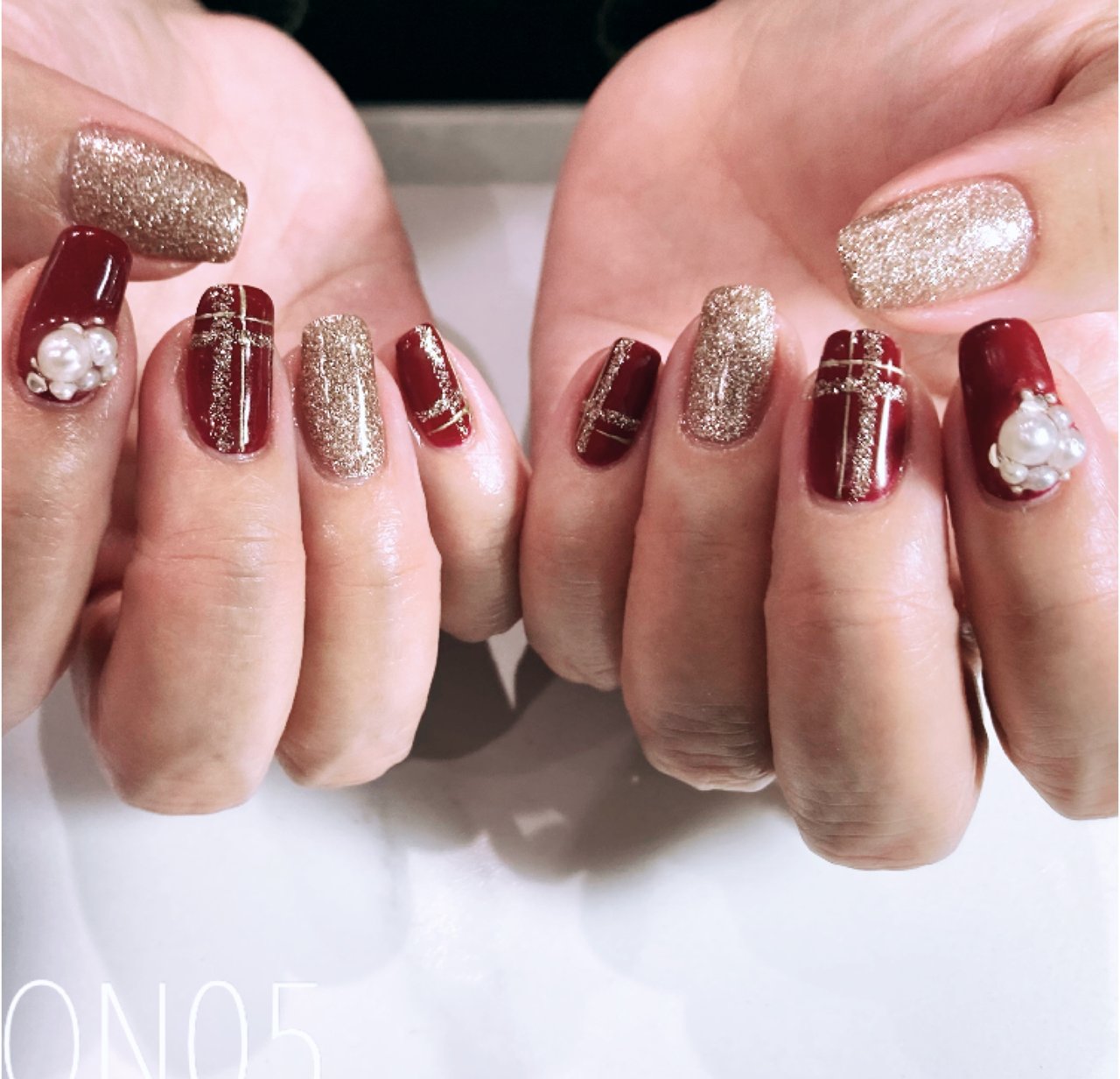 ハンド/チェック/パール/ボルドー/ゴールド - ON05のネイルデザイン[No