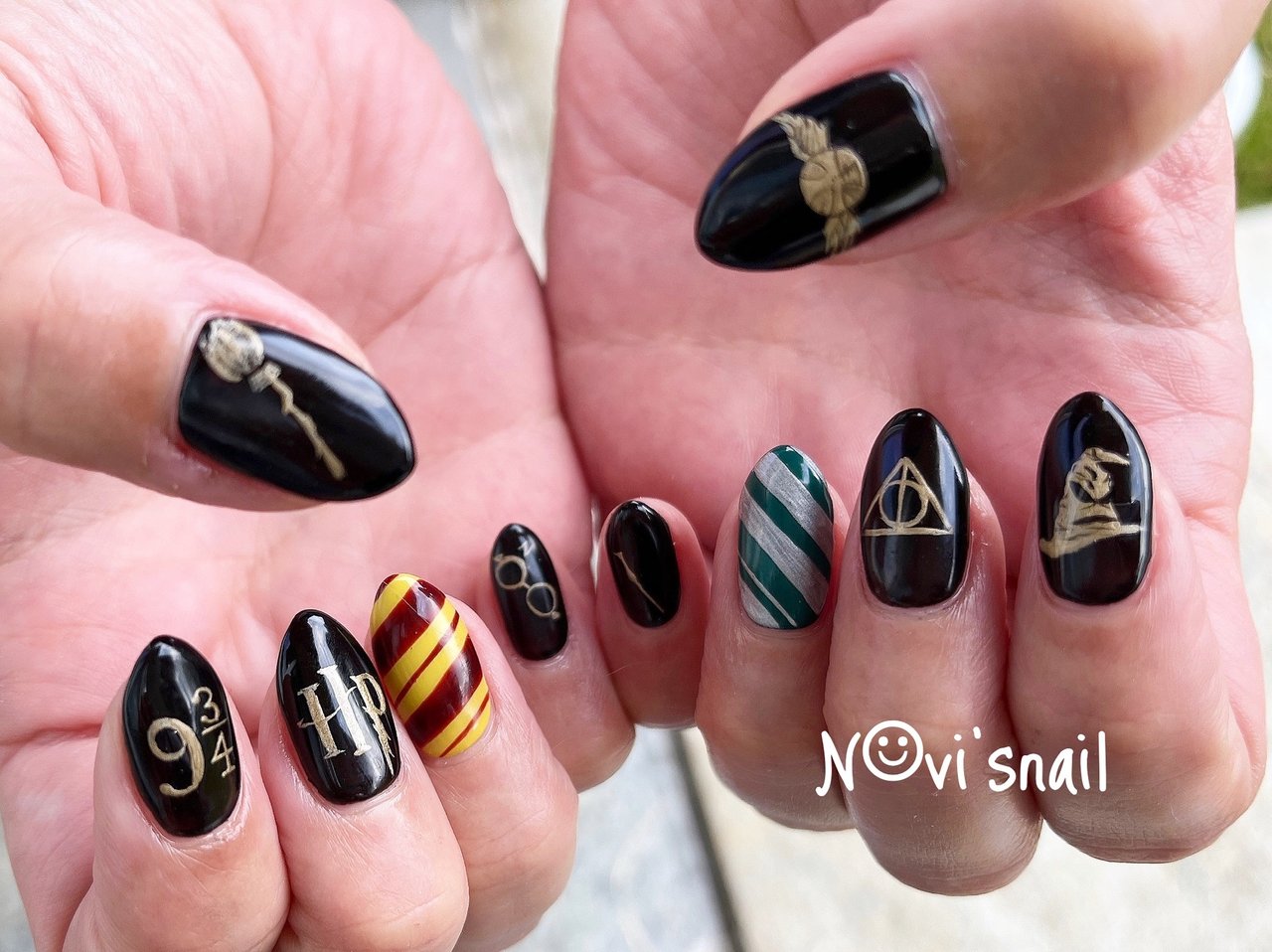 ネイルパーツ　ハリーポッター ハリーポッターネイル💅✨ 最近ハマって見てたので🪄︎︎✨ 赤は