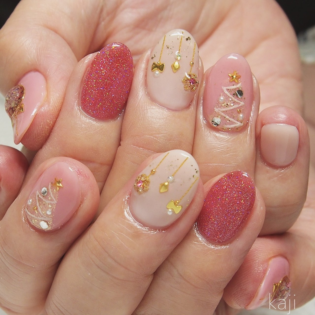 冬 クリスマス ハンド ビジュー ピンク Nail Kajiのネイルデザイン No ネイルブック