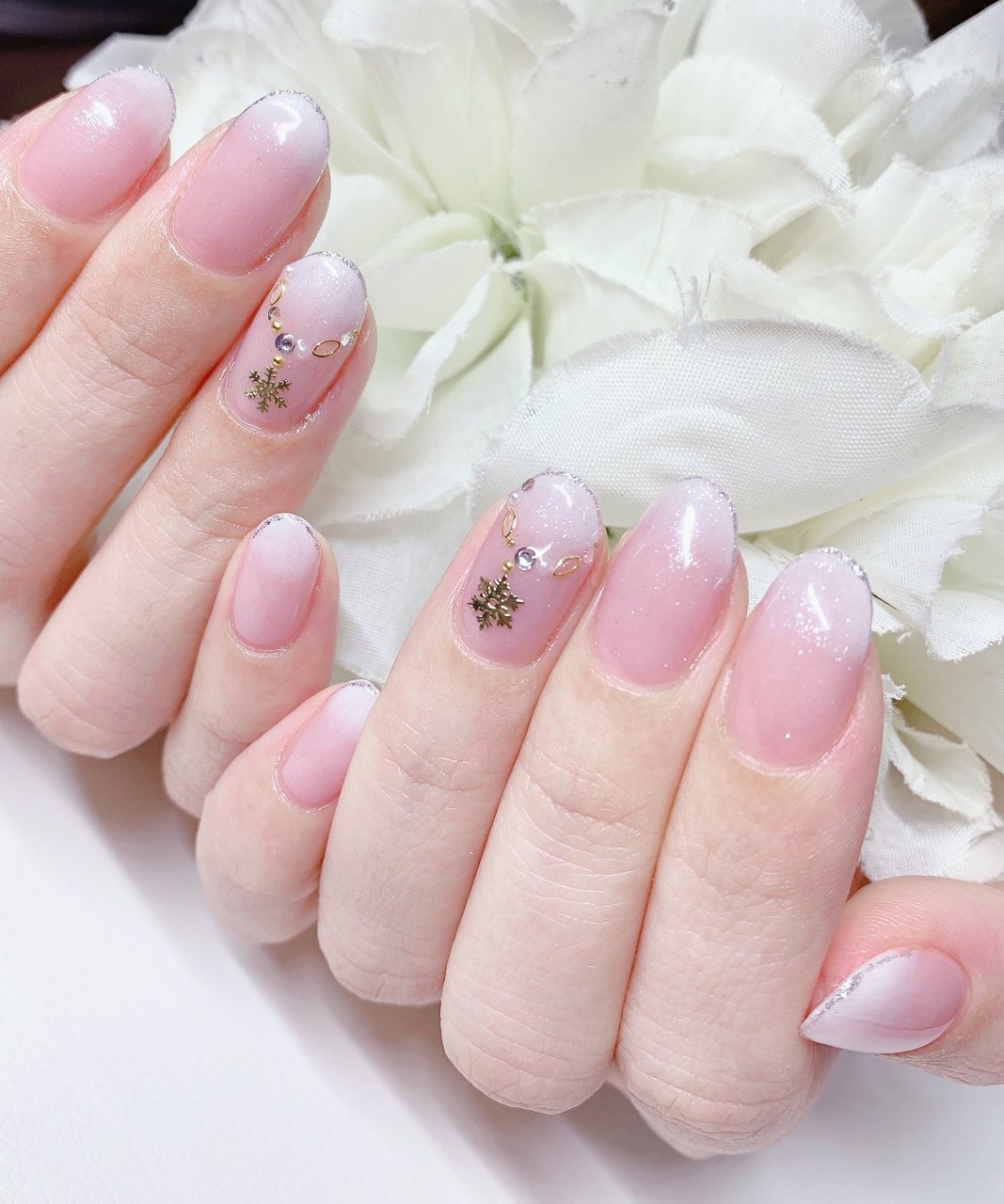 ハンド グラデーション ラメ 雪の結晶 ミディアム あめちゃんのネイルデザイン No ネイルブック