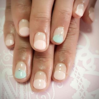 卒園式で着るブルーのお洋服を意識して、優しいピンクとブルーグリーンの丸フレンチ。春らしいお仕上がりです！#nail #nails #ジェルネイル #卒園式ママネイル #緑が丘ネイル #プライベートネイルサロンふたば #ミスミラージュ #パステルネイル #バルーンフレンチ #ネイルブックからネット予約できます #春 #入学式 #デート #女子会 #ハンド #変形フレンチ #ショート #ピンク #グリーン #パステル #ジェルネイル #お客様 #コトウユウキ #ネイルブック