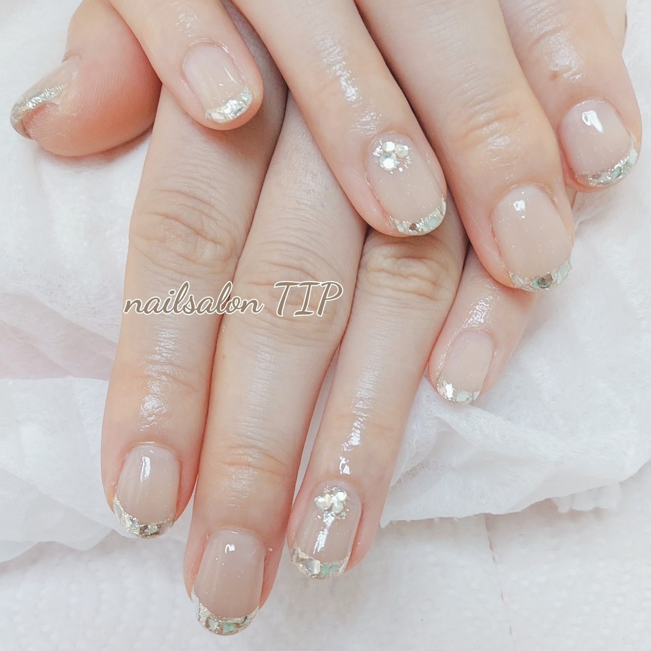 オールシーズン オフィス ハンド フレンチ キラキラ Nailsalontipのネイルデザイン No ネイルブック