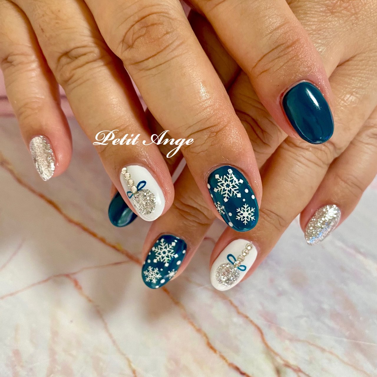 冬 クリスマス ハンド ワンカラー 雪の結晶 Petit Angeのネイルデザイン No ネイルブック