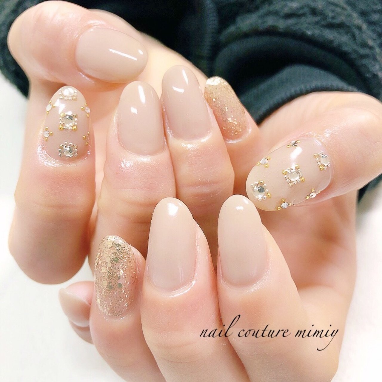 オールシーズン ハンド ビジュー ベージュ ゴールド Nail Couture Mimiyのネイルデザイン No ネイルブック