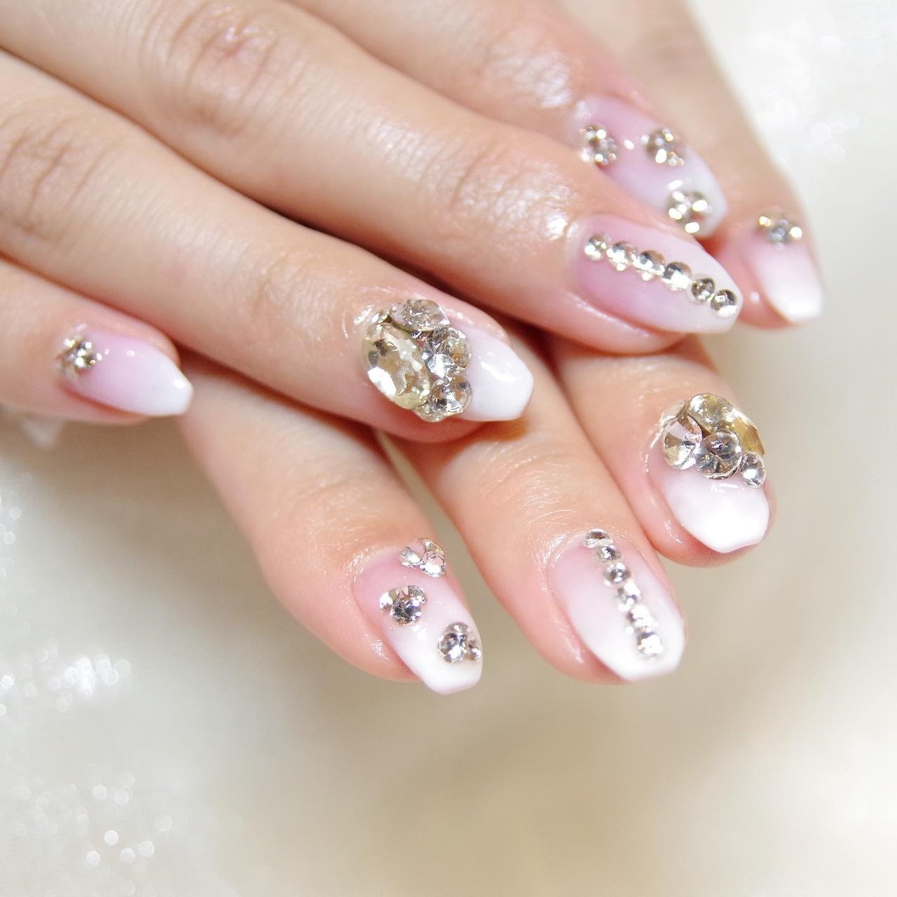 キラキラビジューがワンポイントに♡【CHANEL】ブローチ ビジュー/キラキラ/韓国/ホワイト - Lalah Nail / junkoのネイル