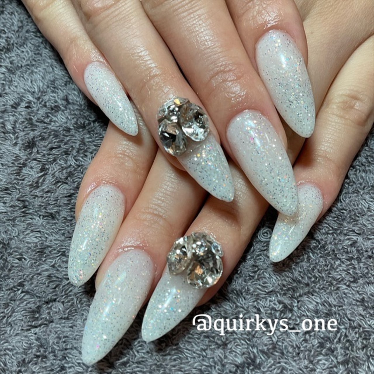 冬 ハンド ビジュー ラメ ワンカラー Quirky S Nailｰクワーキーズネイルｰのネイルデザイン No ネイルブック